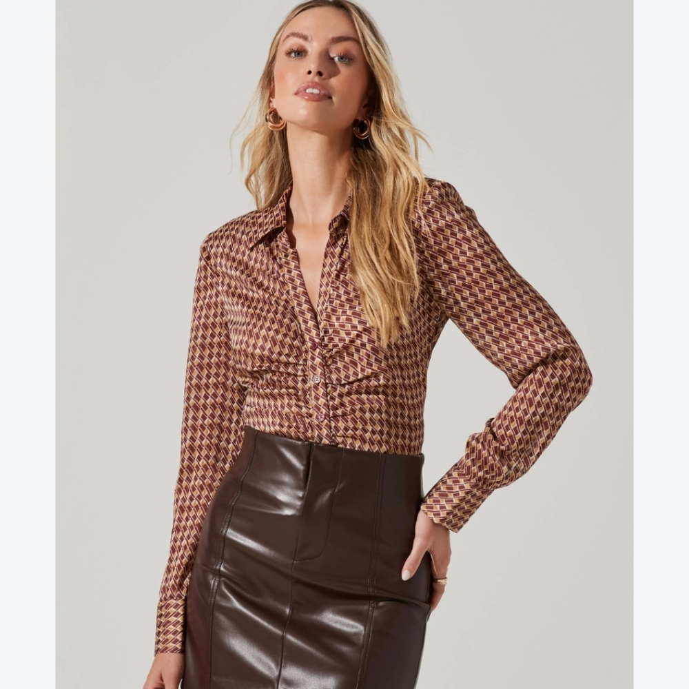 Astr The Label Ruched Button Up Top, Size Large - image 1